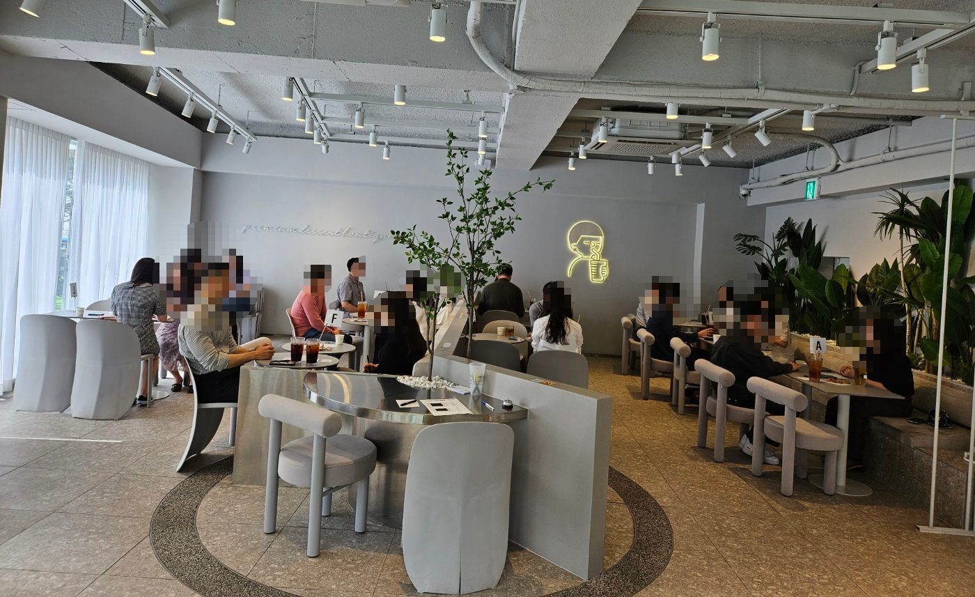 봄날은온다 단체미팅 현장 - 밝은 라운지